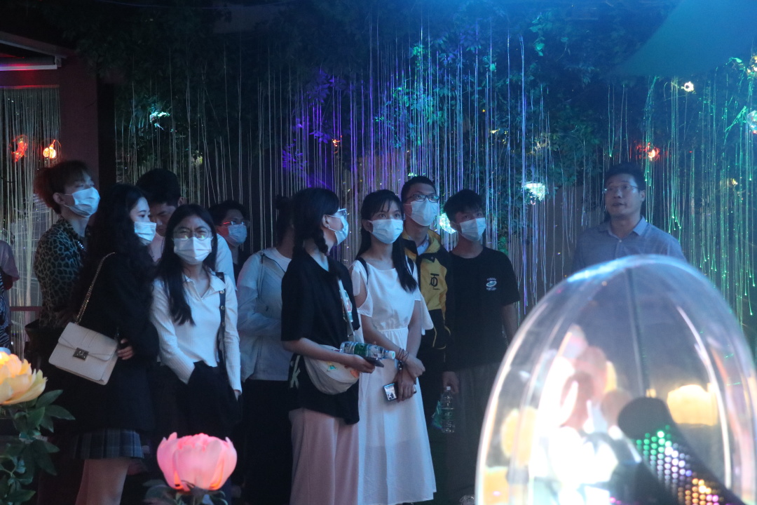 熱烈歡迎廣東職業(yè)技術(shù)學(xué)院光環(huán)境產(chǎn)業(yè)學(xué)院一行到雷色光電參觀學(xué)習(xí)！(圖2)